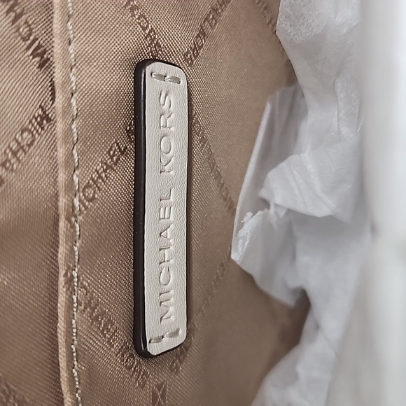 MICHAEL KORS LARGE WRISTLET BEAUTIFUL & 2 MK FRAGRANCES. (NWT) Dust bag - Picture 5 of 10